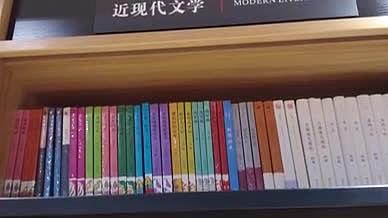 新华书店寒假学生阅览读书入迷实拍视频视频的预览图